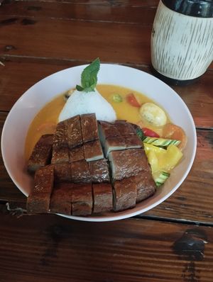 Crispy "duck" with mango curry at Ong Tao Vegan in Frankfurt