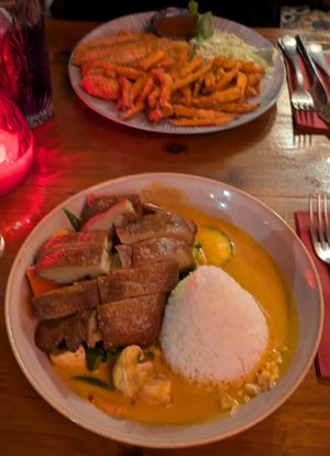 Knuspriges Hähnchen mit Süßkartoffelpommes und vietnamesische Ente (scharf) at Ong Tao Vegan in Frankfurt