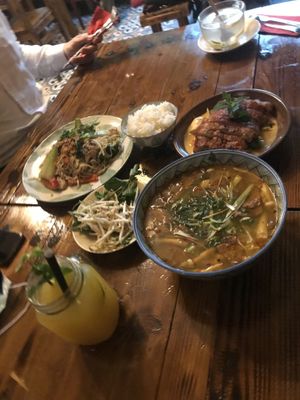 Reisnudelsuppe, "Ente" mit Curry und Reisnudelpfanne at Ong Tao Vegan in Frankfurt