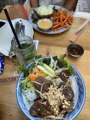 Burger und Bowl at Ong Tao Vegan in Frankfurt