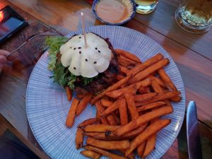 Burger mit Veggie Patty und Süßkartoffel Pommes at Ong Tao Vegan in Frankfurt