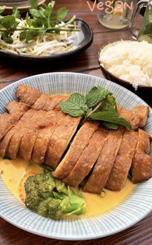 Vegane Ente mit Curry-Mango-Soße  at Ong Tao Vegan in Frankfurt