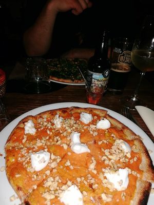 Pizza con crema di zucca, formaggio Veg e noci at La Cucina Abusiva in Pontedera