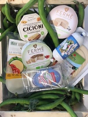 Vegan cheese selection and baccelli at Amor Bio in Pontedera