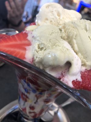 Selbst zusammengestellter Eisbecher mit veganem Vanille- und Pistazieneis und frischen Erdbeeren 😍 Ein Traum!   at Eissalon Olivier in Ludwigsburg