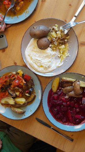 Rote-Bete-Ragout mit Kartoffelspalten vegan, Ratatouille mit Kartoffelspalten vegan, Quark mit Kartoffeln und Leinöl veget. at Bioladen Schömmel in Cottbus