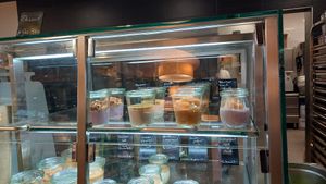 the upper row is vegan yoghurt desserts (3€/jar) at Bioladen Schömmel in Cottbus