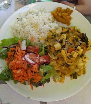 Main with tofu and salad at Sabor Superior in Alges