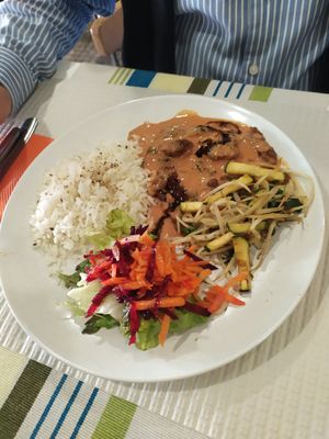 Bife de seitan com arroz e legumes at Sabor Superior in Alges