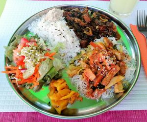 Pad thai and Brazilian beans combo plate at Sabor Superior in Alges