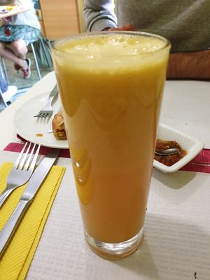 mango matcha juice at Sabor Superior in Alges
