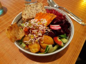 Bowl Clemens (with beetroot instead of green beans) at Nitsche in Luebeck