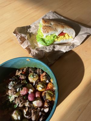 Harvestbowl (Kartoffelbrei, Paprika-Zwiebel Salsa, Rosenkohl, blaue Trauben, gebratene Pilze) & Fladenbrot mit veganem Rührei  at Plantyful in Darmstadt