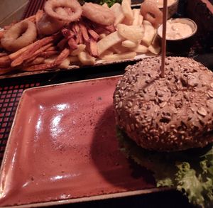 Der Held (leider etwas schattig präsentiert) und eine riesige Portion verschiedener Pommes für Zwei. at Peter Pane in Bielefeld