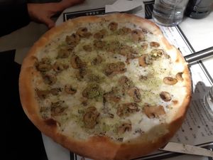 Main / Pizza tartufo (vegan) at Choose in Madrid