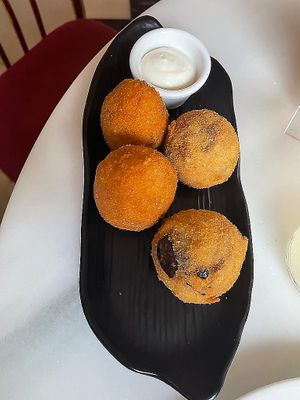 BOLOGNESE OR EGGPLANT ARANCINI at Choose in Madrid