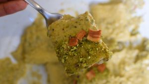 PACCHERI AL PISTACHO DI BRONTE, paccheri with pistachio sauce and vegan bacon at Choose in Madrid