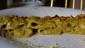 PACCHERI AL PISTACHO DI BRONTE, paccheri with pistachio sauce and vegan bacon at Choose in Madrid