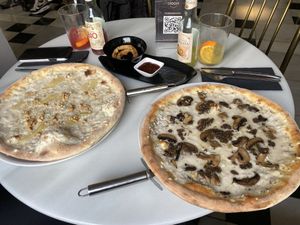 Pizza Gorgopera y Tartufo   at Choose in Madrid