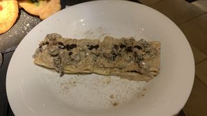 PACCHERI FUNGHI E SALSICCIA E TARTUFO Truffle and mushroom pasta with cashew cream and sausage.   at Choose in Madrid