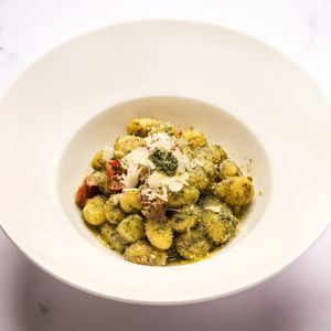 Gnocchi al pesto e mandorle at Choose in Madrid