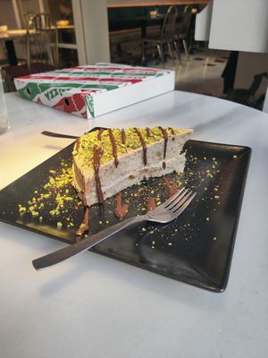 Pistachio gianduia cake at Choose in Madrid