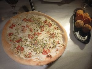 Pistachio white pizza and arancini... Delicious! at Choose in Madrid