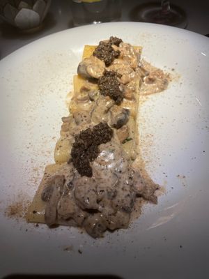 PACCHERI FUNGHI E SALSICCIA E TARTUFO - mushrooms. truffle, and veggie sausage at Choose in Madrid