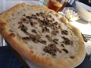 Truffle pizza at Choose in Madrid