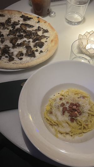 Pizza tartufo y LA carbonara  at Choose in Madrid