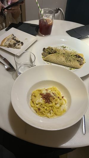 Él crepe de pollo, pizza tartufo y carbonara  at Choose in Madrid