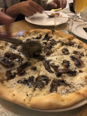 Siempre pedimos  pizza de entrante para compartir para poder tomar cada unx su pasta favorita jeje  at Choose in Madrid