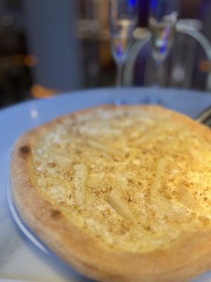 Pizza with vegan cheese and carmalized pears  at Choose in Madrid