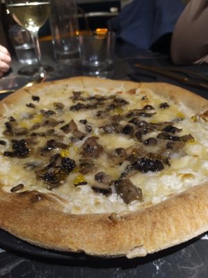 Pizza de trufa at Choose in Madrid