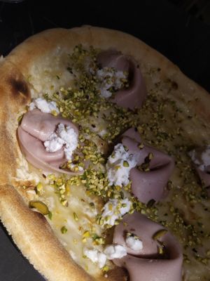 Pizza de mortadela y piñones at Choose in Madrid