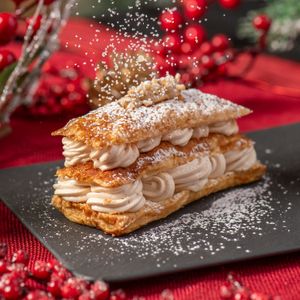 Disfruta de las fiestas con nuestro exquisito plato de postres especiales: MILLEFOGLIE ALLE NOCCIOLE, crujiente milhojas con crema de avellanas tostadas y MOUSSE AL CAFFÈ E CIOCCO at Choose in Madrid
