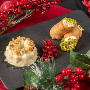 Presentamos la PANNACOTTA AL GORGONZOLA, una deliciosa experiencia cremosa con nueces trituradas y sirope de agave. Acompañándola, los irresistibles CANNOLI SALATI AL SALMONE, re at Choose in Madrid
