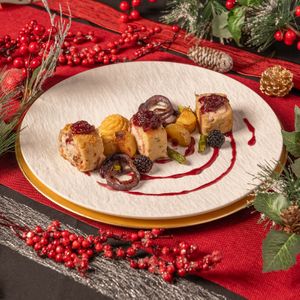 Te presentamos INVOLTINI AL VINO ROSSO E MARMELLATA DI MORE: rollitos de pollo vegano rellenos de bacon, mousse de queso con nueces y pasas. Acompañados con reducción de vino tin at Choose in Madrid