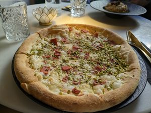 Pistacho pizza at Choose in Madrid