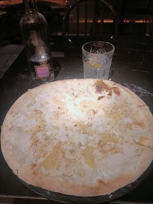 Gorgopera pizza at Choose in Madrid