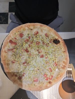 Pizza de pistache at Choose in Madrid