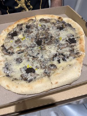 Pizza tartufo  at Choose in Madrid