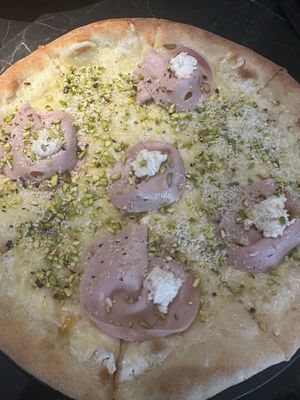 Pizza mortadella y pistacho at Choose in Madrid