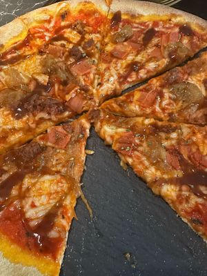 Pizza barbacoa at Choose in Madrid