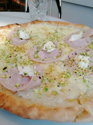 Mortadella e pistacchio pizza at Choose in Madrid