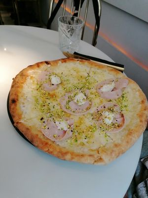Mortadella e pistacchio pizza at Choose in Madrid