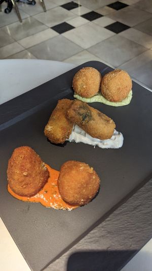 Arancinette: ragù&mozzarella / aubergine& basilicum / pistacchio at Choose in Madrid