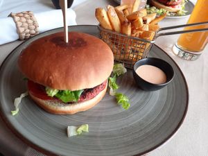 Veggie-Burger mit Pommes und veganer Mayo at Steg 1Restaurant in Groemitz