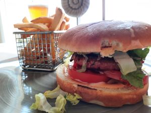 Veggie-Burger mit Pommes at Steg 1Restaurant in Groemitz