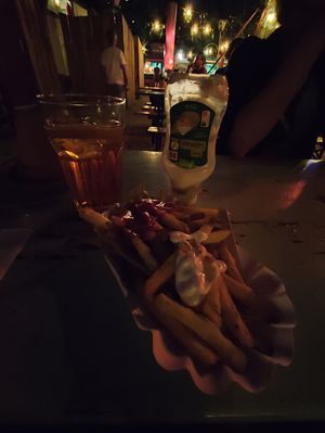 Pommes und Getränk beim Gans am Wasser at Café Gans am Wasser in Munich